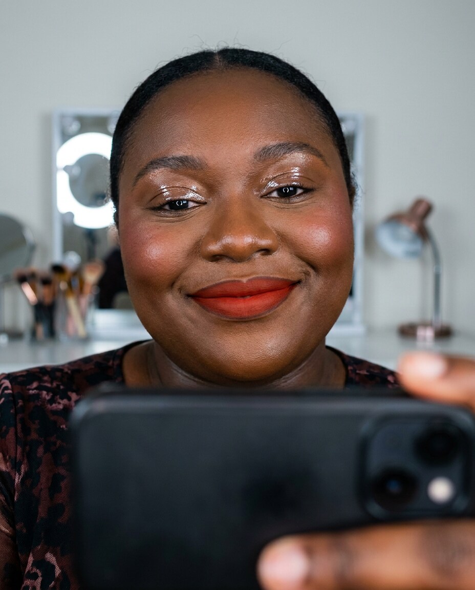 Influencer Ring Light AI portrait example — Gemini Lipstick Prompt